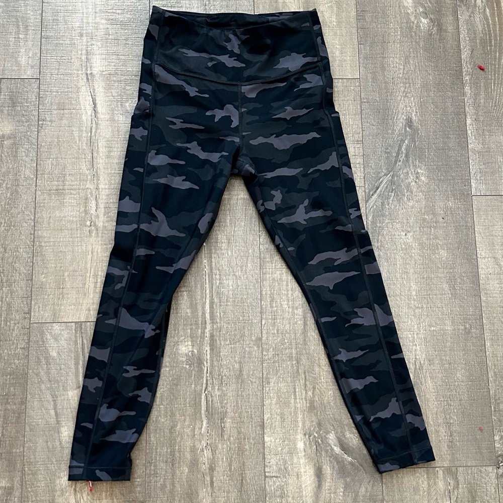 Athleta Ultimate Camo 7/8 cropped leggings - Picture 3 of 6